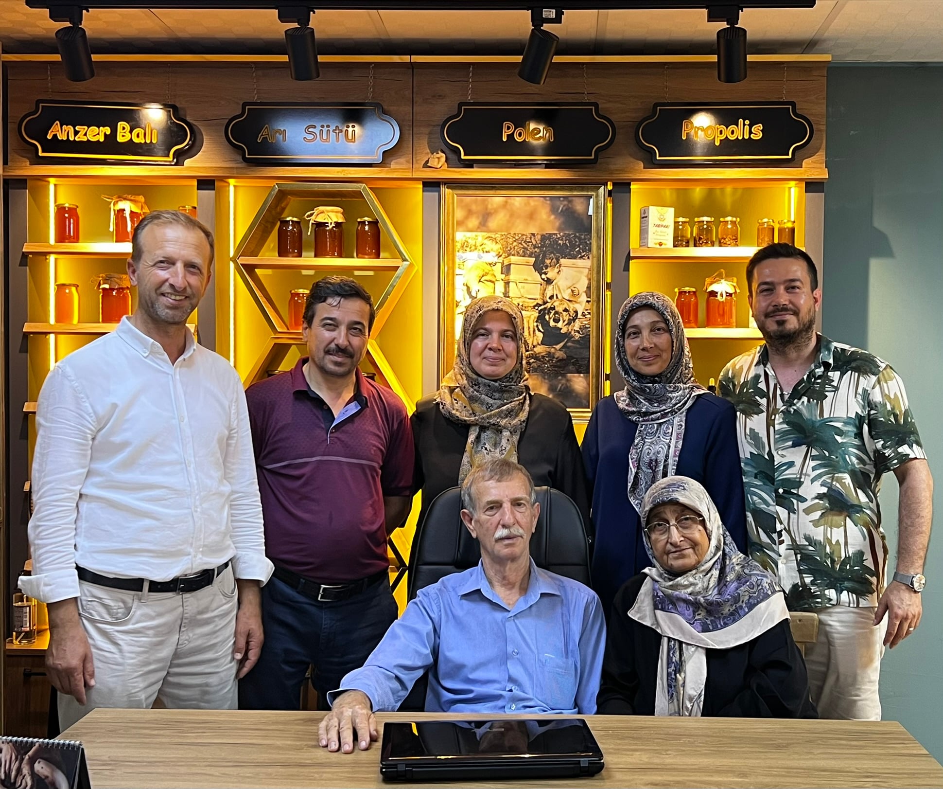 Ali ve Hatice Eskil; çocukları Mehmet, Muzaffer, Ayşegül, Nesrin ve Emre Hanifi ile.